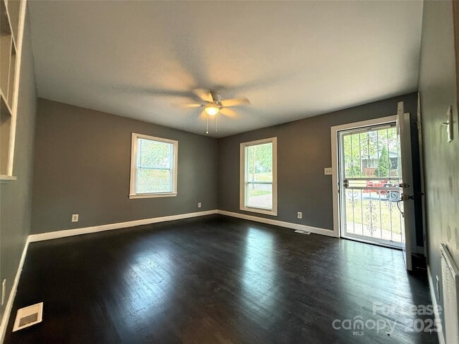 Building Photo - 3900 Crestridge Dr