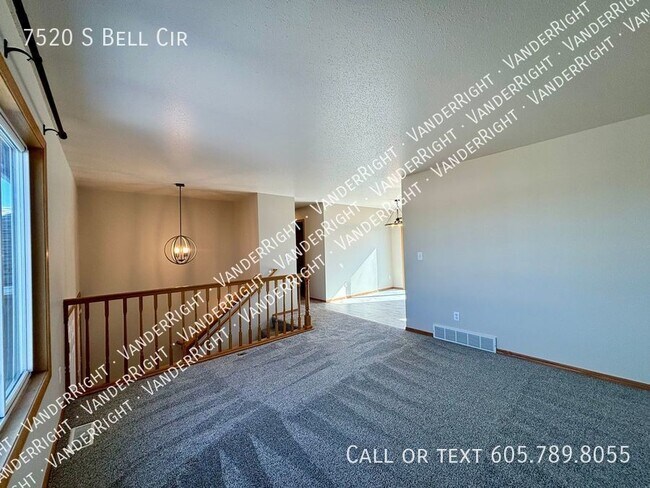 Building Photo - Gorgeous 4 Bedroom 2 Bathroom House with F...