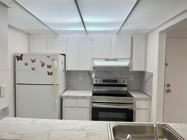 Foto del edificio - 7125 NW 186th St