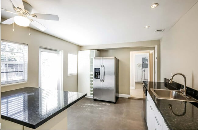 Foto del edificio - 1616 NE 36th St