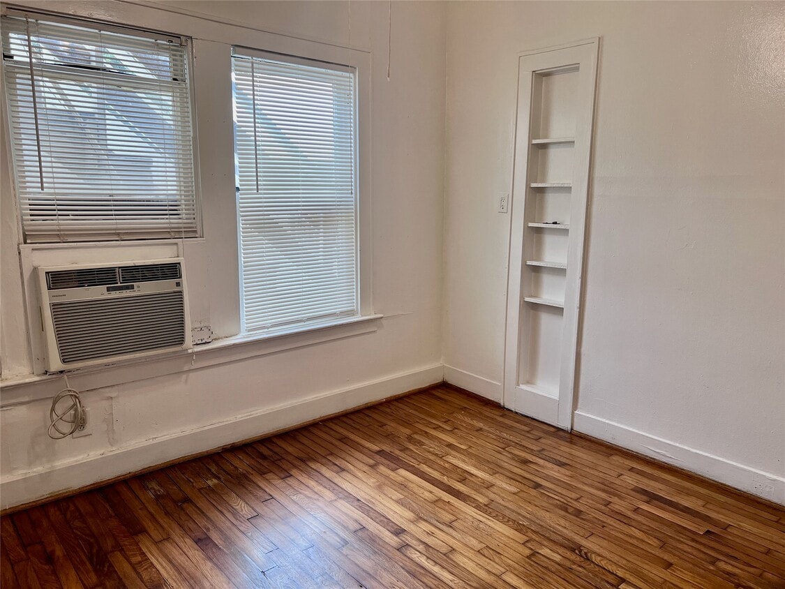 Building Photo - 320 W Polk St