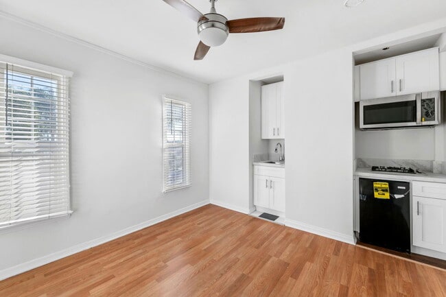 Building Photo - 5371 Louis Pl