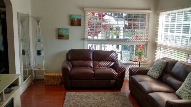 Sala de estar - 1611 Greenwood Ave