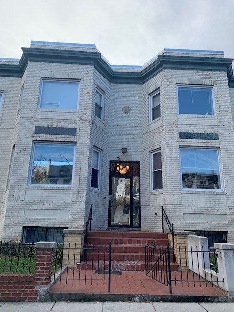 Building Photo - 732 Park Rd NW