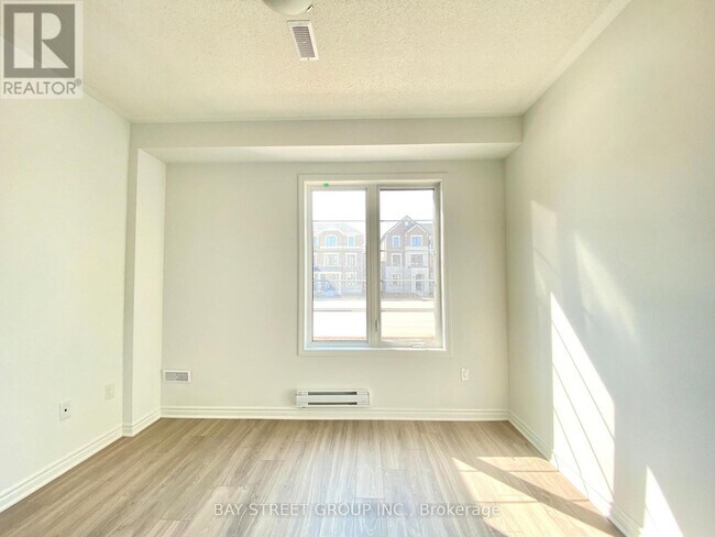 Photo du bâtiment - 1362 William Halton Pkwy W