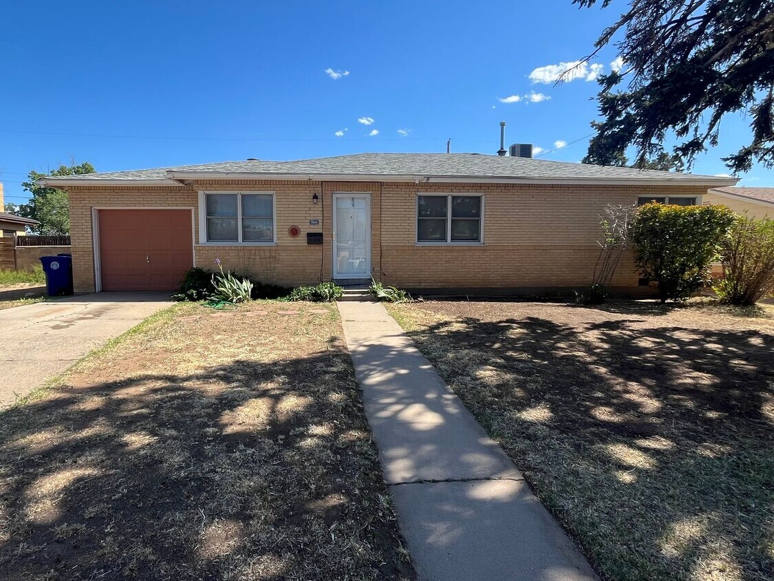 Foto principal - Quaint 3 Bedroom 2 Bathroom Home In The NE!