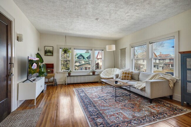 Living - 3351 Dupont Ave S