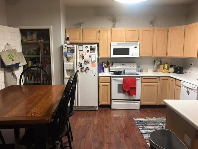 Foto del edificio - Bedroom Available in Provo