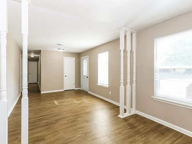 Foto del edificio - 255 Oak Lake Dr