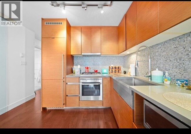 Building Photo - 565 Smithe St