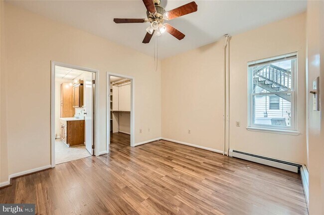 Building Photo - Large 1st Floor Aparment