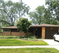 Building Photo - 359 Waverly St