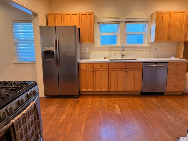 Foto del edificio - Cute home in Ventura Avenues includes garage for storage and a parking spot