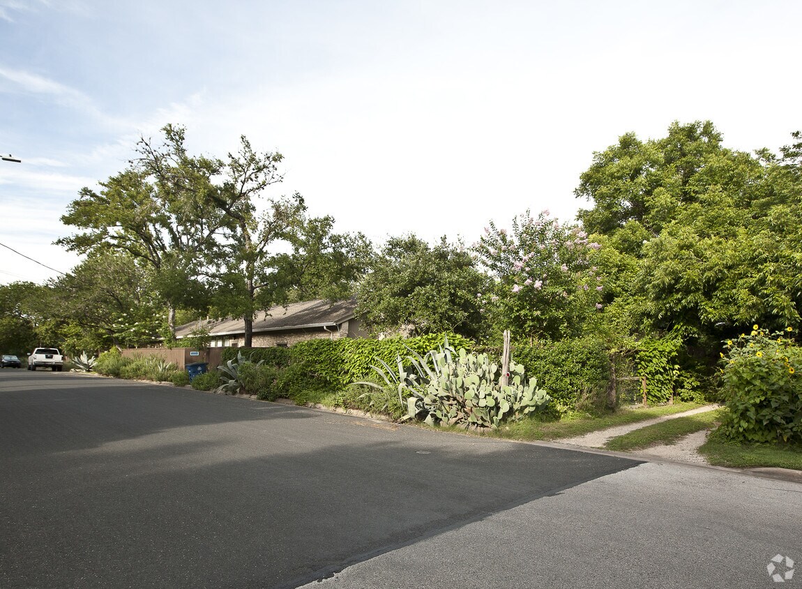 Foto del edificio - 2411 Kinney Rd