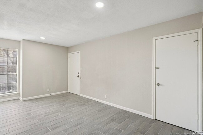Foto del edificio - 10609 Starcrest Dr