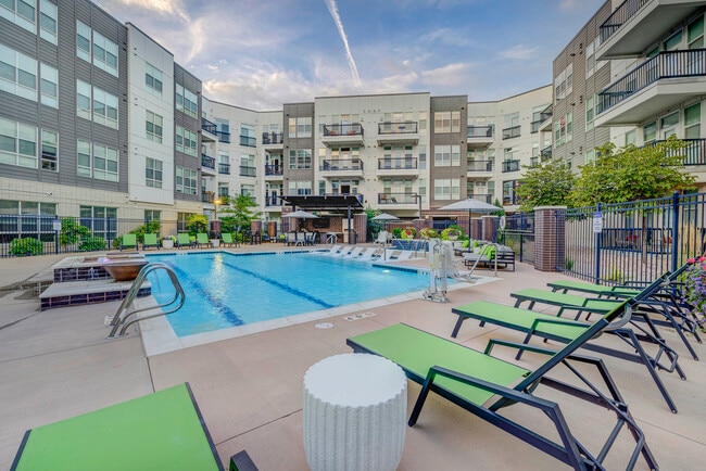 Building Photo - Gateway 505