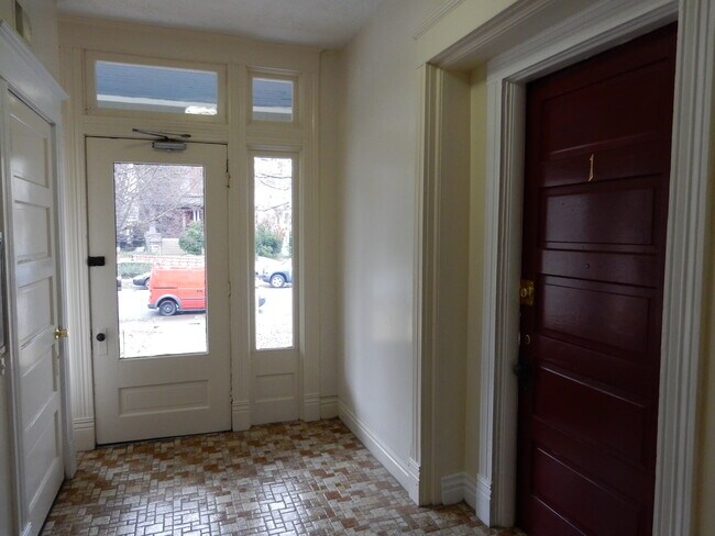 Vestíbulo de entrada principal con acceso controlado. - 1278 Everett Ave