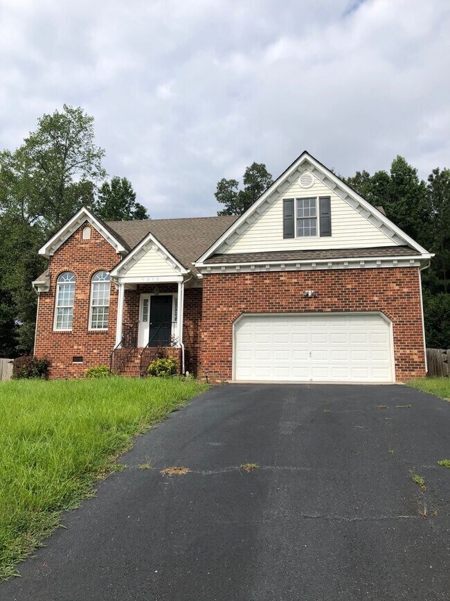 Foto del edificio - Stunning 4bdrm/2.5bth Home w/Loft Located in Chesterfield! Fenced in Backyard, 2 Car Garage, and ...