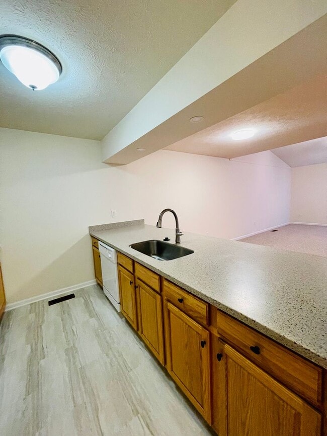 Building Photo - Updated Duplex for Rent