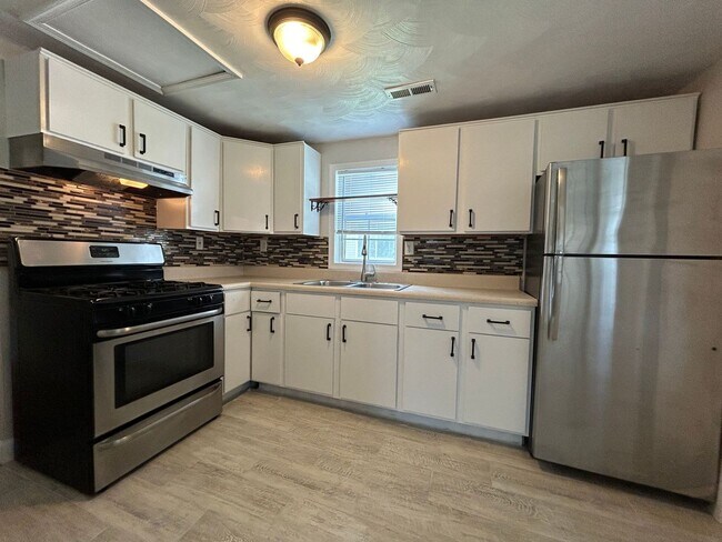 Building Photo - Welcome to this charming 2 bedroom, 1 bath...