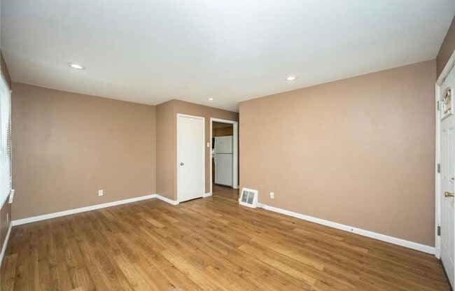 Photo - 325 Caithness Rd House