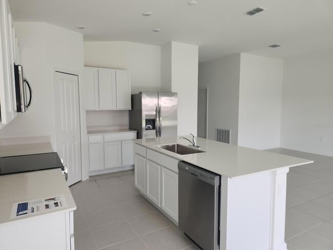 Foto del edificio - 4753 Golden Knight Blvd