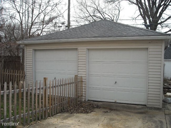 Building Photo - 3 br, 1 bath House - 139 E. Lakeview Av.