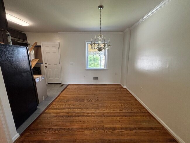Foto del edificio - 3 Bedroom Townhome, 21206
