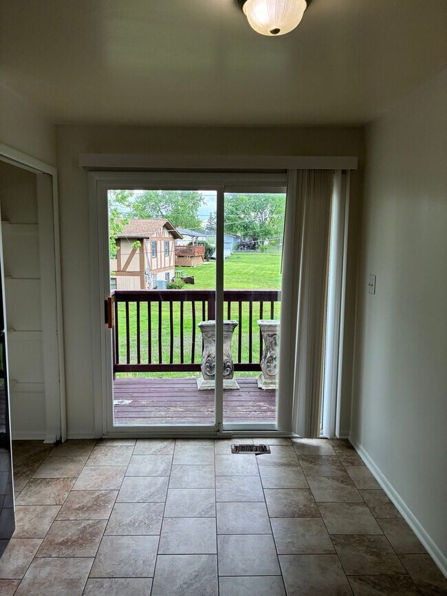 Foto del edificio - Spacious Updated 4 Bed 2 Bath with Garage Parking