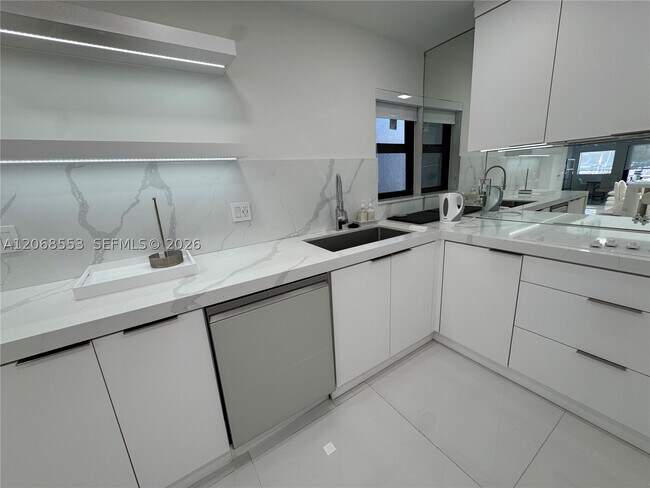 Foto del edificio - 350 Poinciana Island Dr
