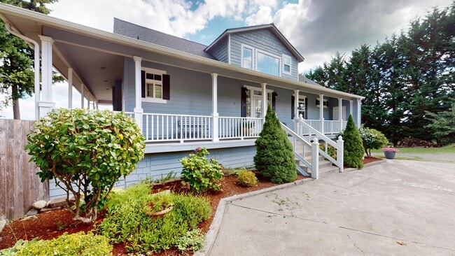 Building Photo - Bring your horse! Beautiful 3 bedroom 3.5 ...