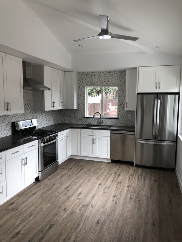 Primary Photo - 137 E D St
