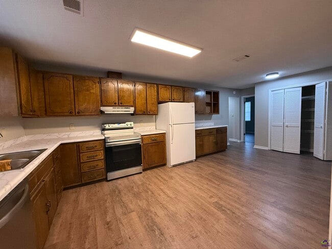 Building Photo - 118 S Springs Dr