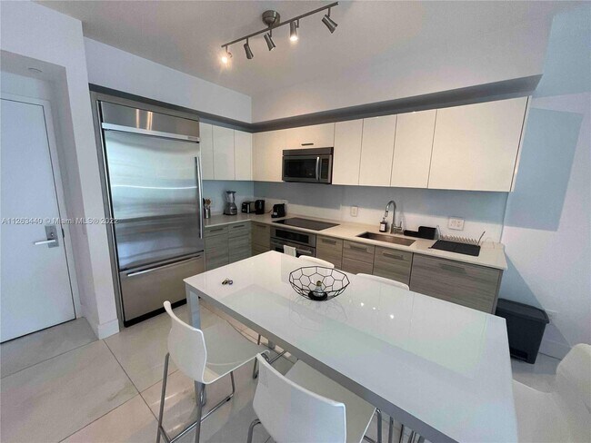 Foto del edificio - 1300 Brickell Bay Dr