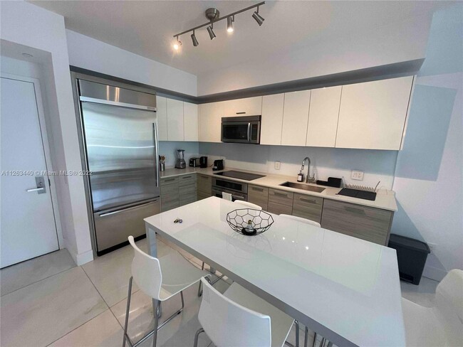 Building Photo - 1300 Brickell Bay Dr