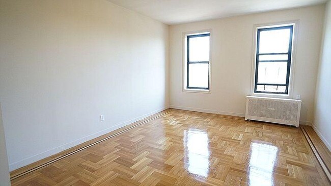 Foto del edificio - 3 bedroom in BRONX NY 10467