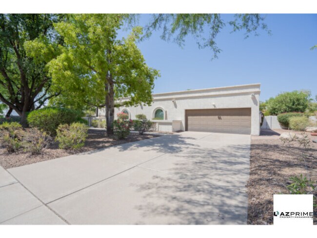 Foto del edificio - Elegant 4/2.5 Furnished Scottsdale Oasis w...
