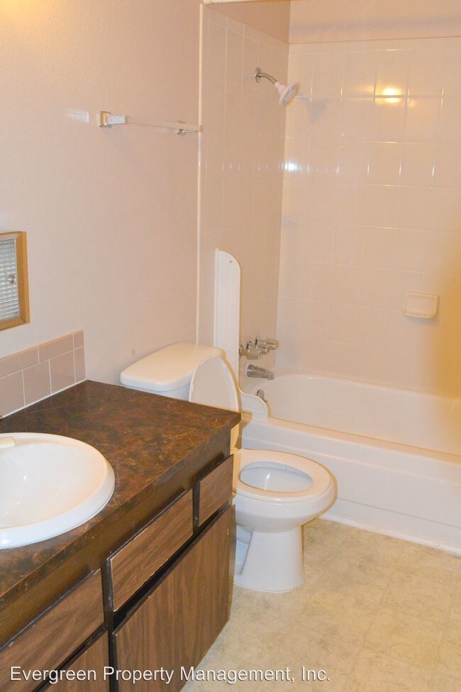 Building Photo - 409 E 22nd Pl