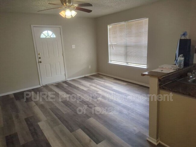 Building Photo - 512 Lenora Dr