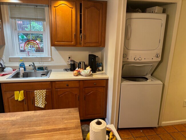 Cocina/Lavandería - 2318 L St NW