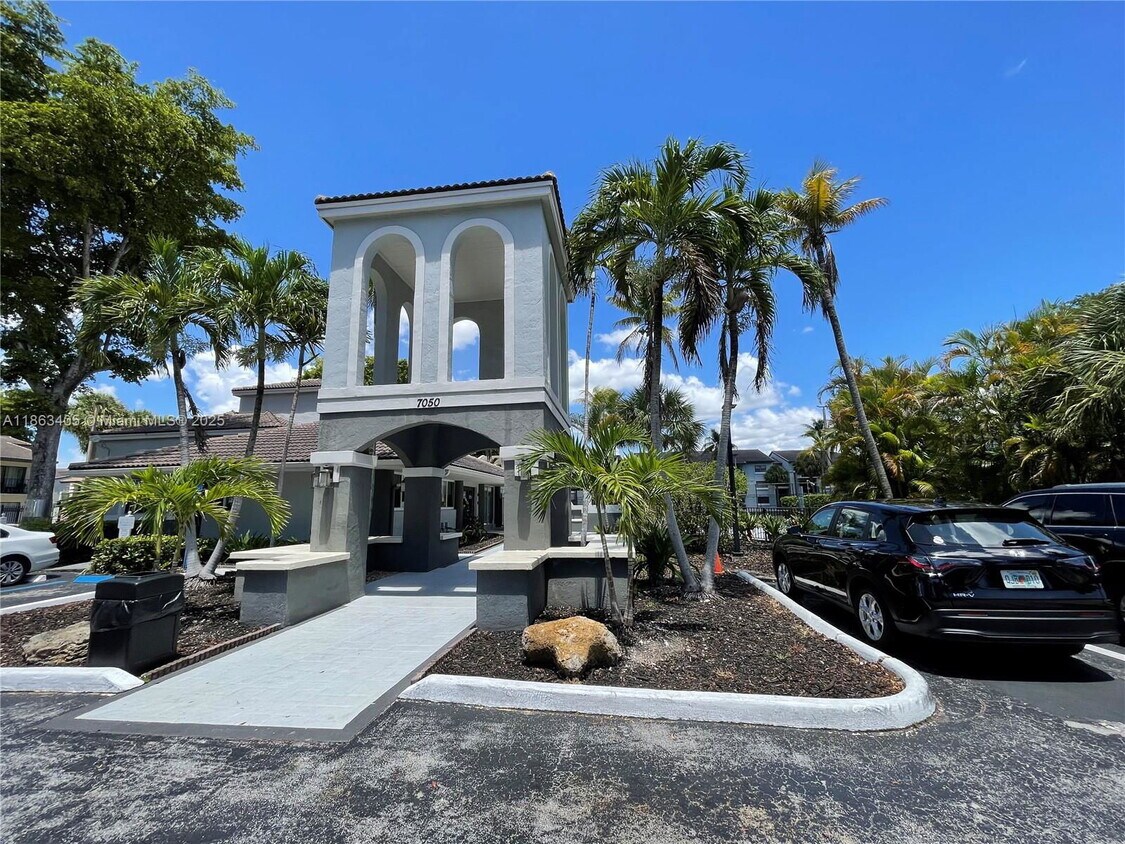 Foto principal - 7012 NW 179th St