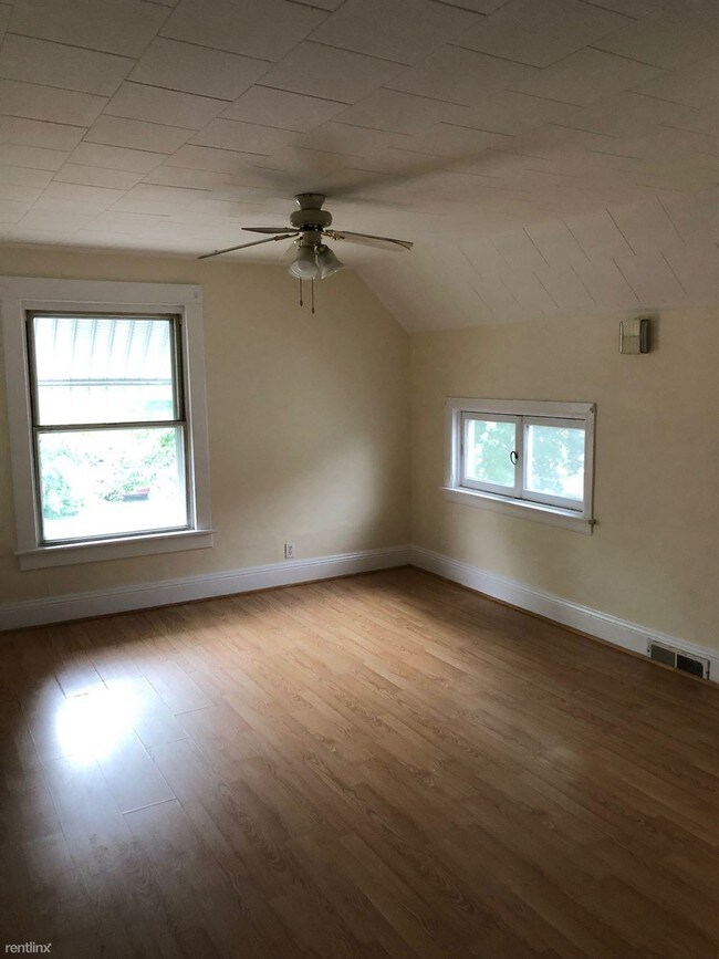 Building Photo - 2 br, 1 bath Duplex - 114 E 8th St Apt B