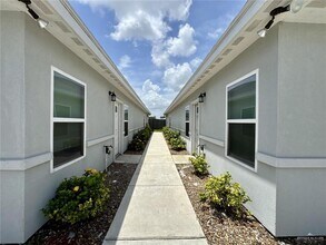 Building Photo - 13 Red Bud Dr