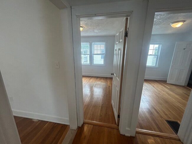 Building Photo - 31 Lawn Ave