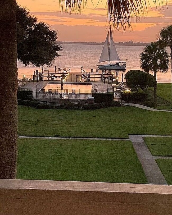 Building Photo - 842 Cedar St