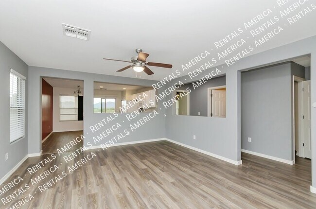 Building Photo - Solar home on Southwest side with amazing ...