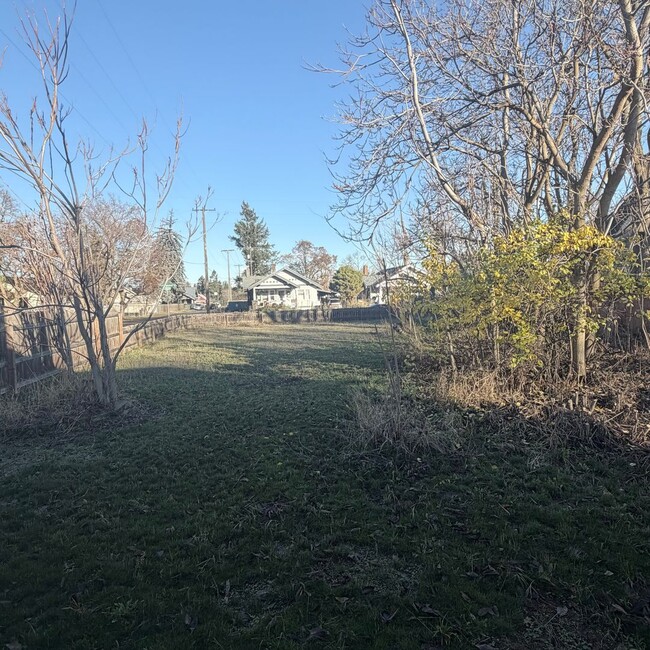 Building Photo - 2216 N Oak St