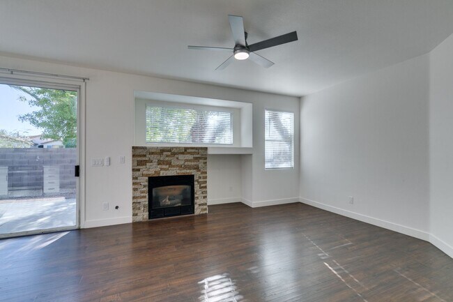 Foto del edificio - 2-Story Home  3 bedroom 2 bath in Summerlin