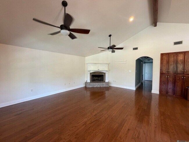 Foto del edificio - 336 N River Rd