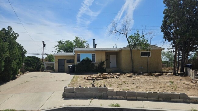Building Photo - 4bed 2 bath